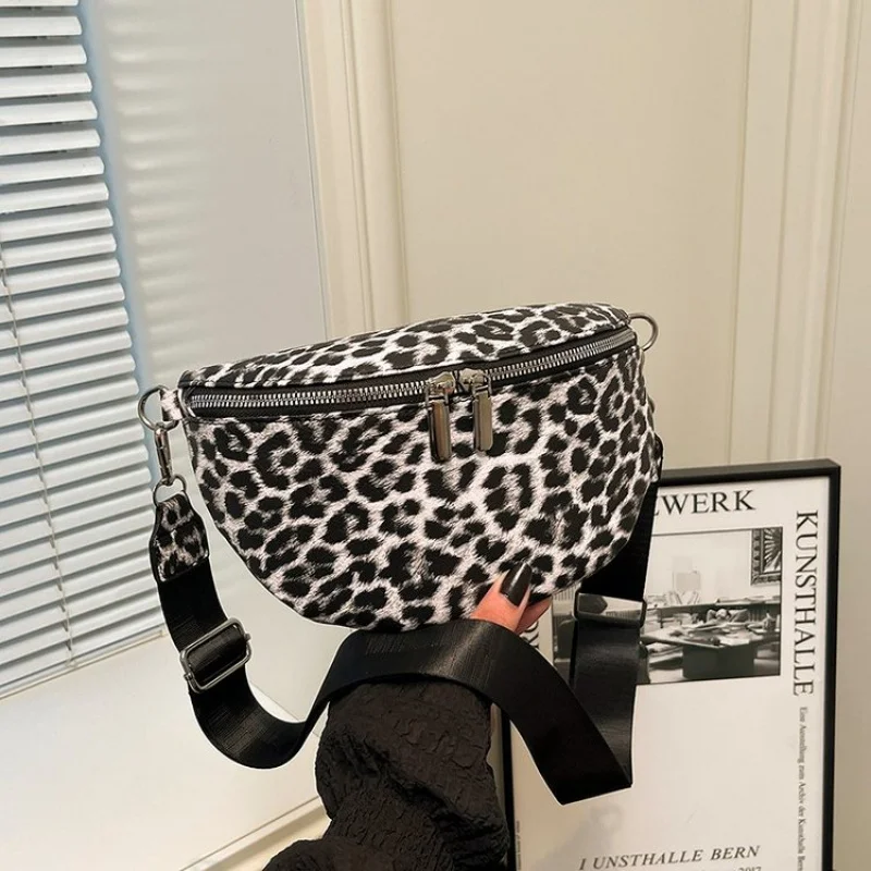 

Fashionable Chest Bag For Women That Wears As A Stylish Crossbody For A Trendy Urban Look