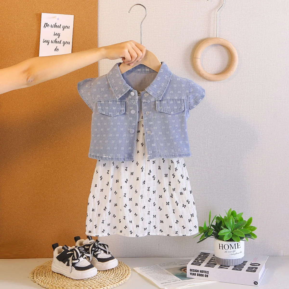 

Летняя одежда для маленьких девочек 1-5 лет, корейская мода, джинсовые рубашки с короткими рукавами и принтом + платья, комплект из двух предметов, наряды для девочек