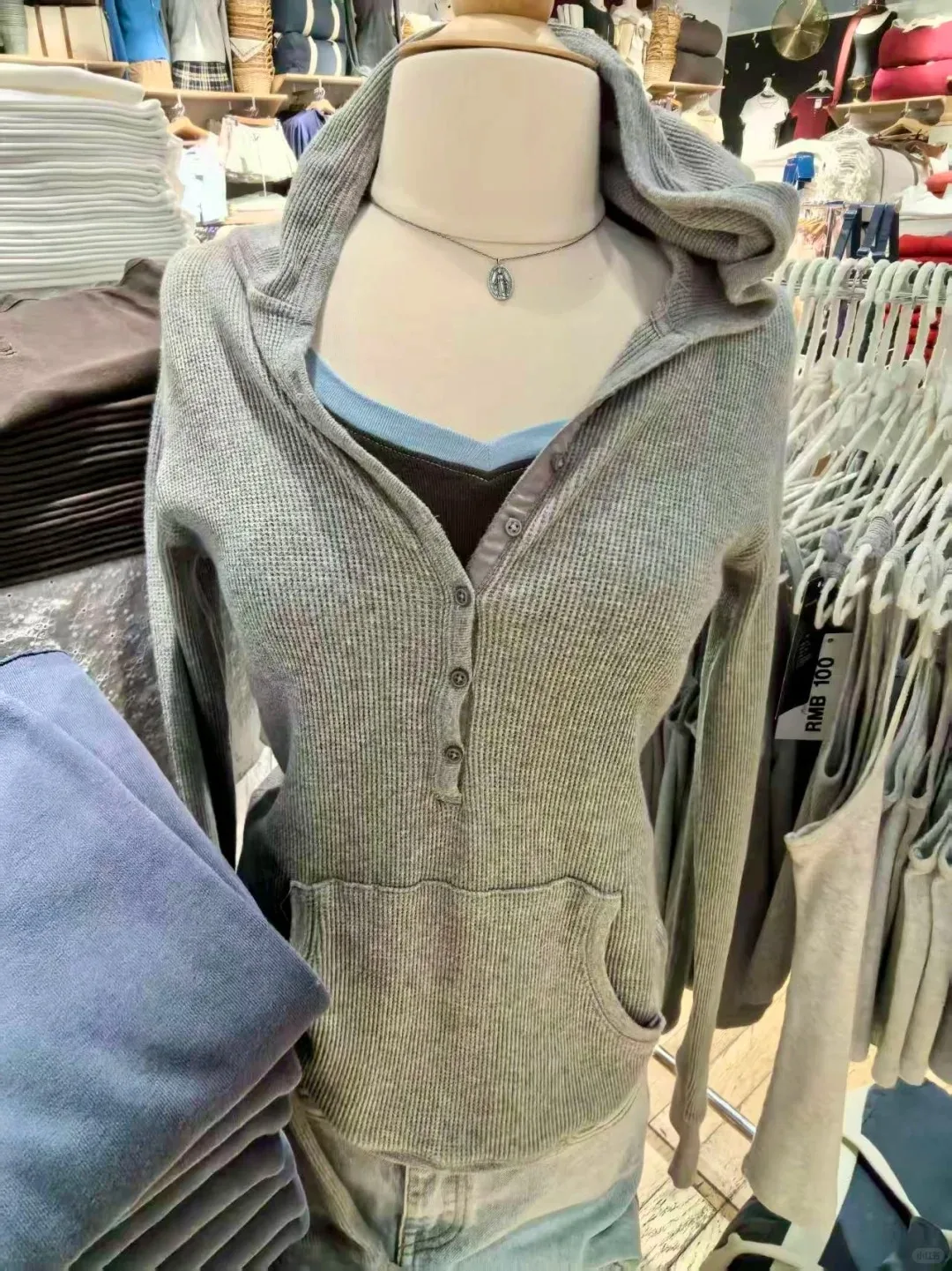 

Серая вафельная футболка с капюшоном, женская весенняя уличная одежда, шикарные тонкие футболки с длинными рукавами и пуговицами, винтажные милые топы в консервативном стиле Y2k