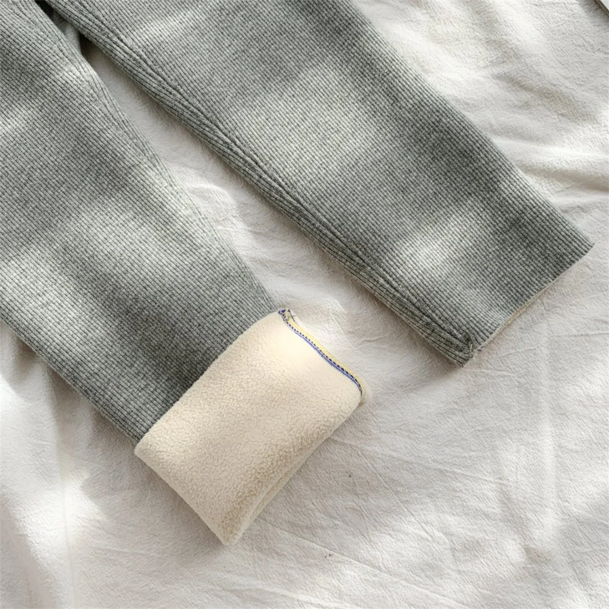 เลกกิ้งกำมะหยี่สำหรับผู้หญิง ฤดูใบไม้ร่วง ฤดูหนาว แฟชั่นทรงเข้ารูป เอวสูง สีพื้น ชุดลำลองสำหรับผู้หญิง เลกกิ้งหนานุ่ม อุ่นสบาย สไตล์ลำลองเก๋ไก๋ เหมาะสำหรับใส่เล่นโยคะ