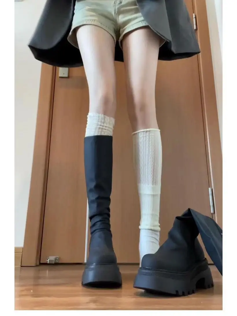 أحذية طويلة مرنة للنساء في خريف وشتاء 2025 حذاء لزيادة الارتفاع والتخسيس أنماط جديدة من الأحذية الطويلة