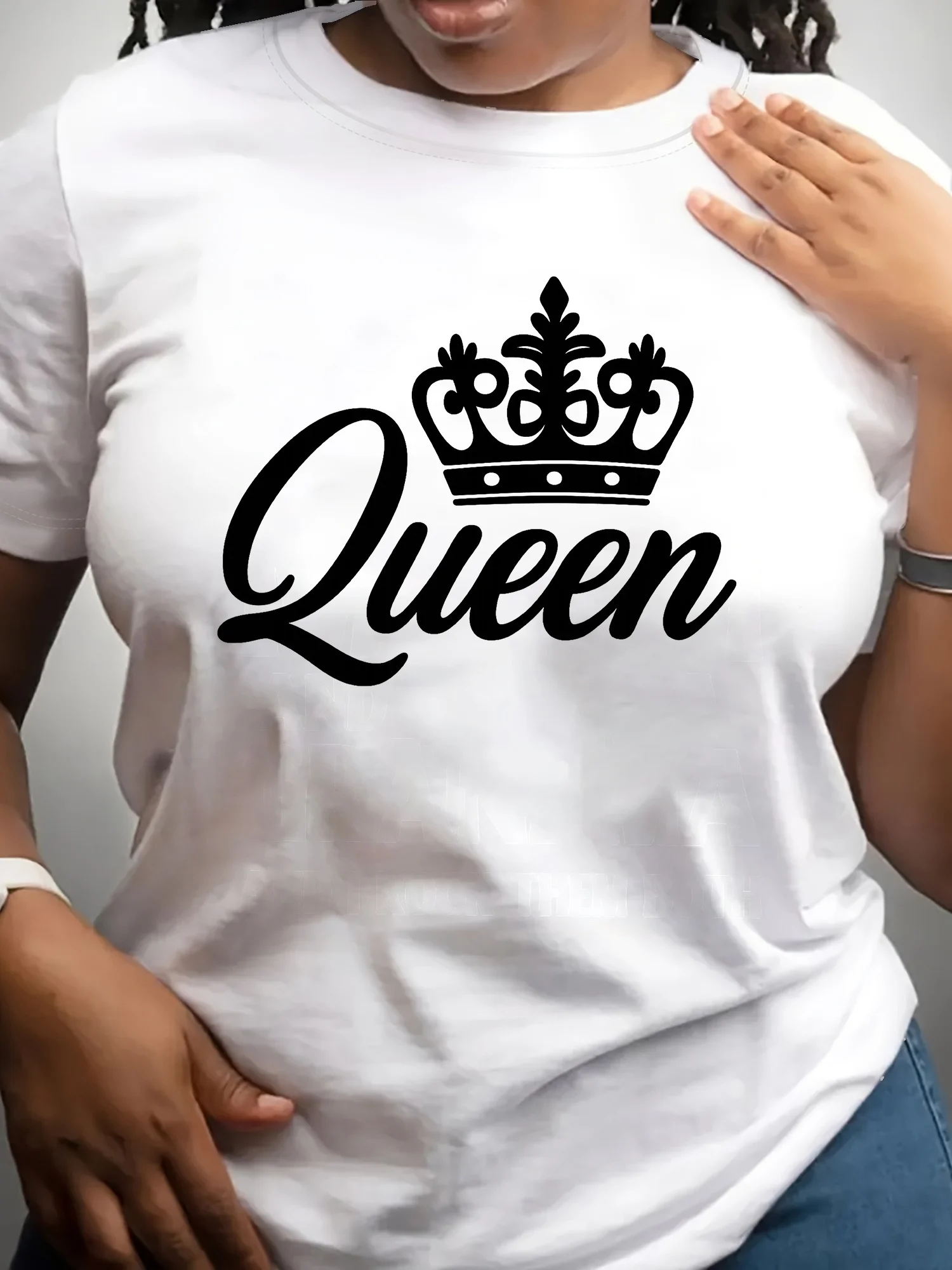 Casual Short-Sleeve Pullover For Women Featuring A Graphic Of A Crown And The Word 'Queen', Perfect For Spring And Summer Fashion, Versatile Top