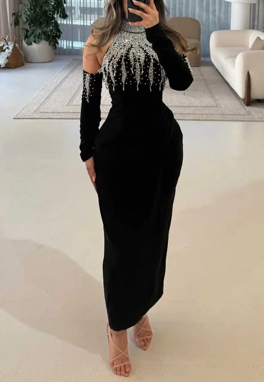 Elegancka suknia wieczorowa z wysokim kołnierzem, długim rękawem, zdobiona kryształkami, idealna na bankiet, studniówkę, imprezę, formalne okazje, możliwość personalizacji.