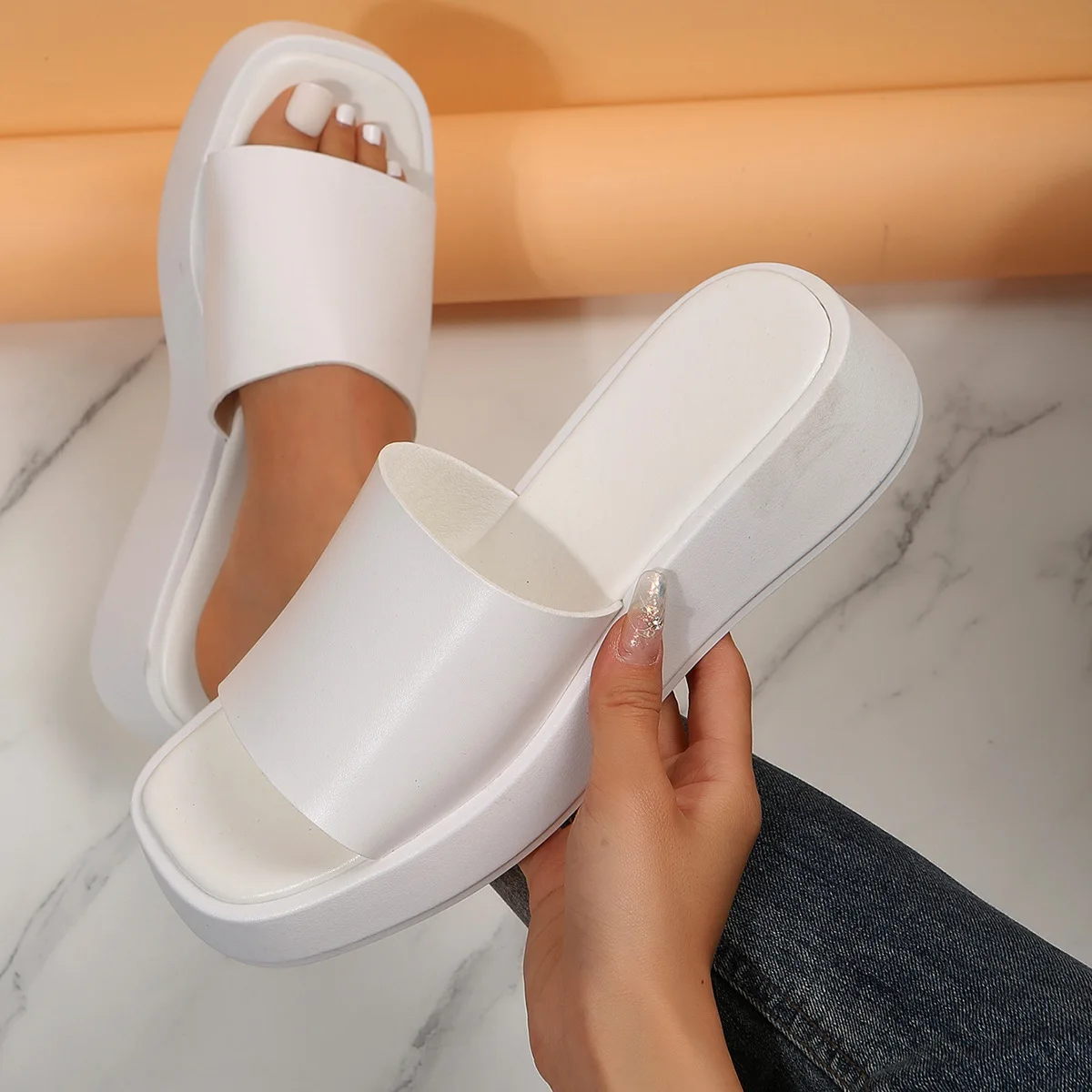 

Thick bottom simple fashion cool slippers women's 2025 summer new Korean version outer wear square headsmall slope heel non-slip