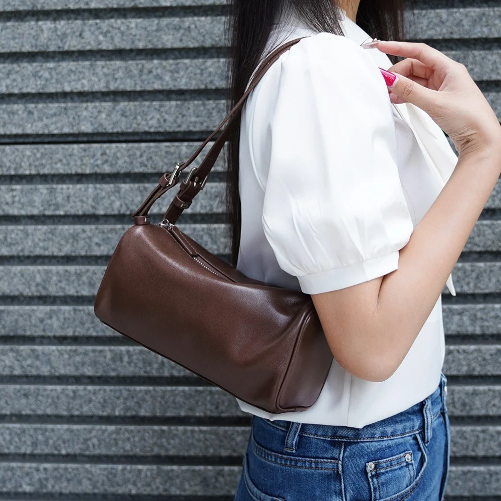

Fashionable Versatile Women's Crossbody Bag Niche Commute Genuine Leather Shoulder Bag Luxury 2026 Round Top Layer Cowhide Bags