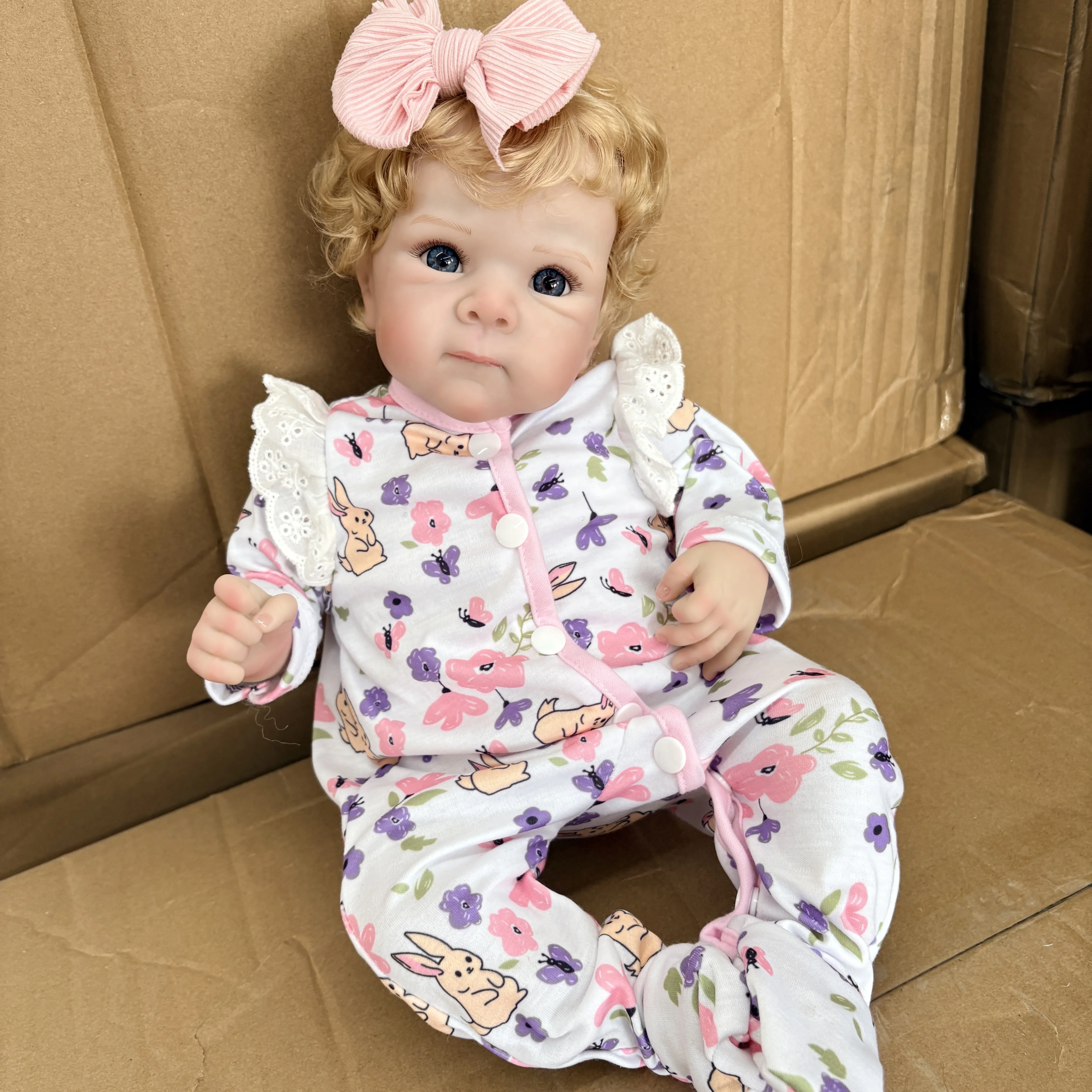 Bambola Reborn Bettie da 18'' con Capelli Ricci Radicati a Mano e Dettagli Realistici delle Vene, Outfit con Stampa Coniglietto, Bambola Neonata per Regalo ai Bambini