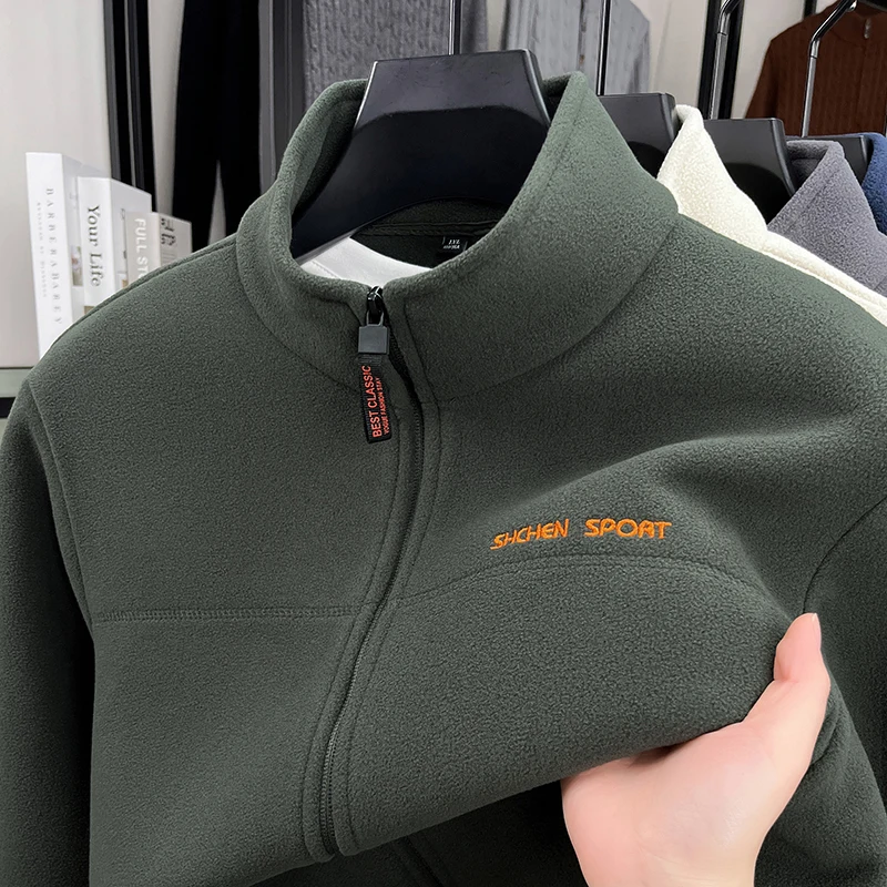 Felpa calda in velluto di marca di fascia alta da uomo 2025 inverno nuova giacca di design con ricamo a lettera di lusso cappotto caldo con cerniera casual allentato