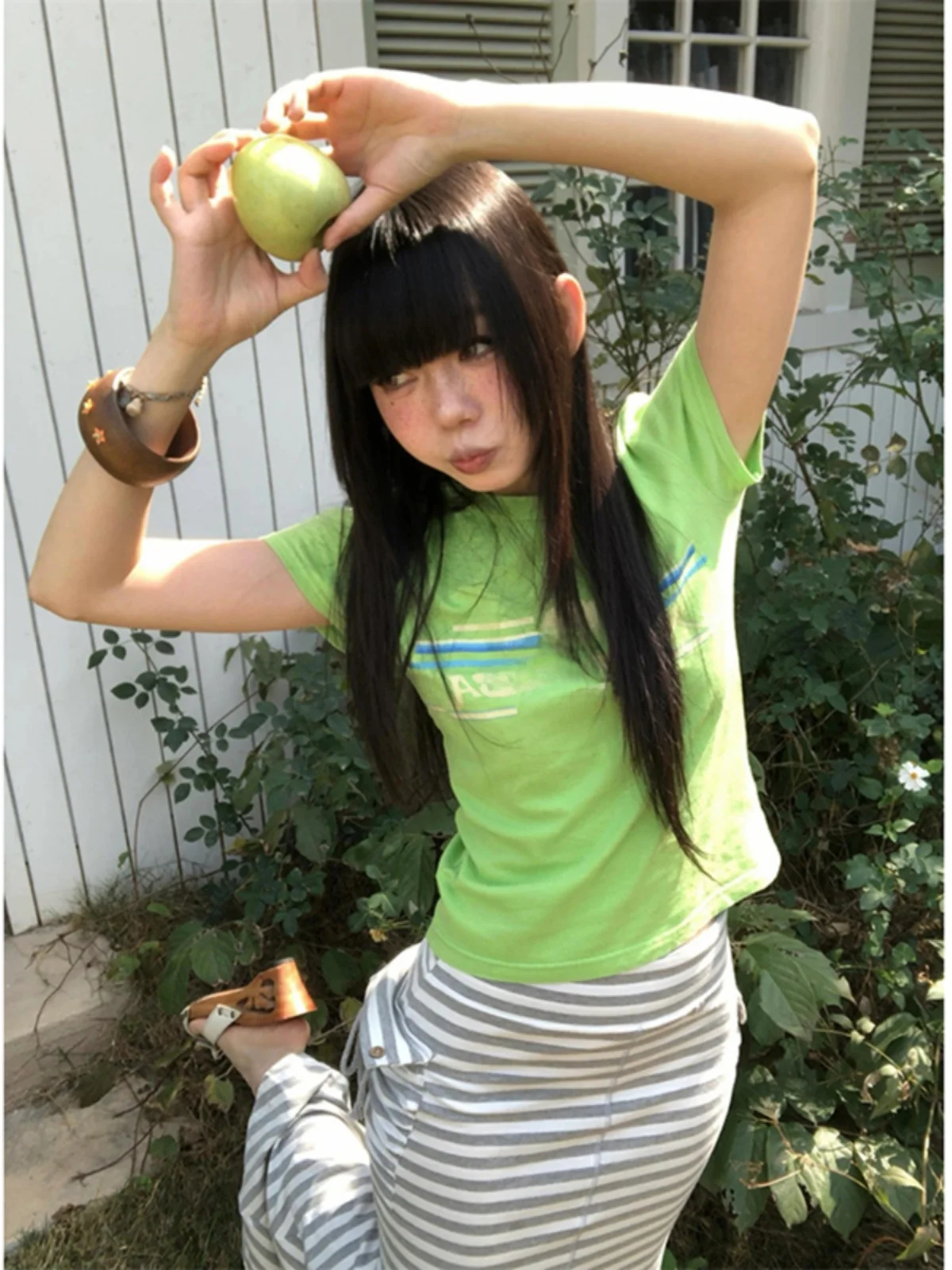 เสื้อยืดสไตล์อเมริกันย้อนยุค ลายพิมพ์ไหล่เฉียง แฟชั่นฤดูร้อนสำหรับผู้หญิง สไตล์เกาหลี ทรงตรง ผ้าถัก