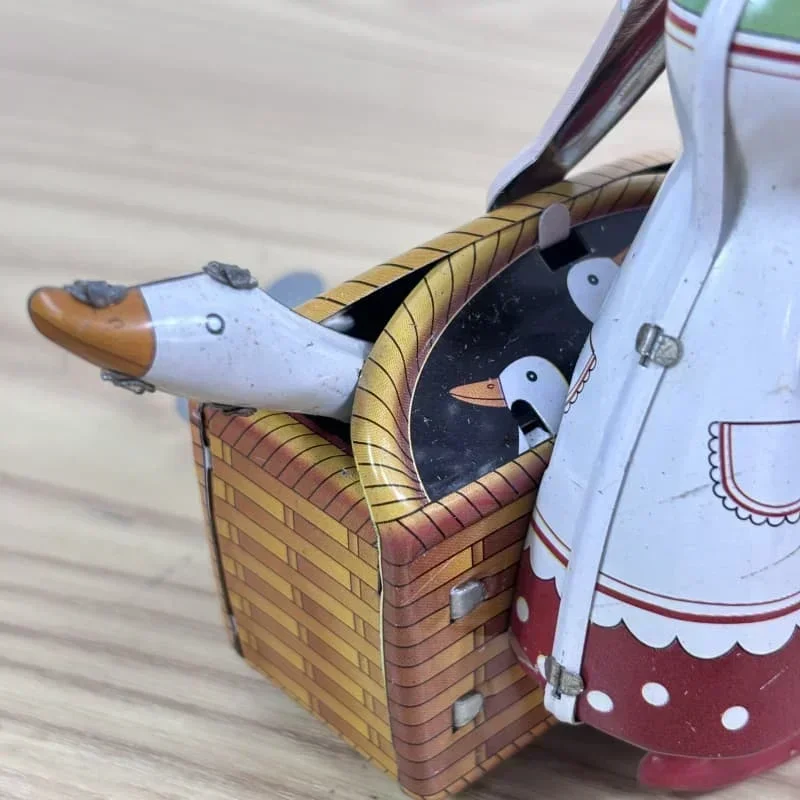 คลาสสิก Retro Clockwork โลหะเดินดีบุก Farmer หุ่นยนต์ผู้หญิง Goose Mechanical Wind-Up ของเล่นเด็กที่สมบูรณ์แบบของขวัญวันเกิด