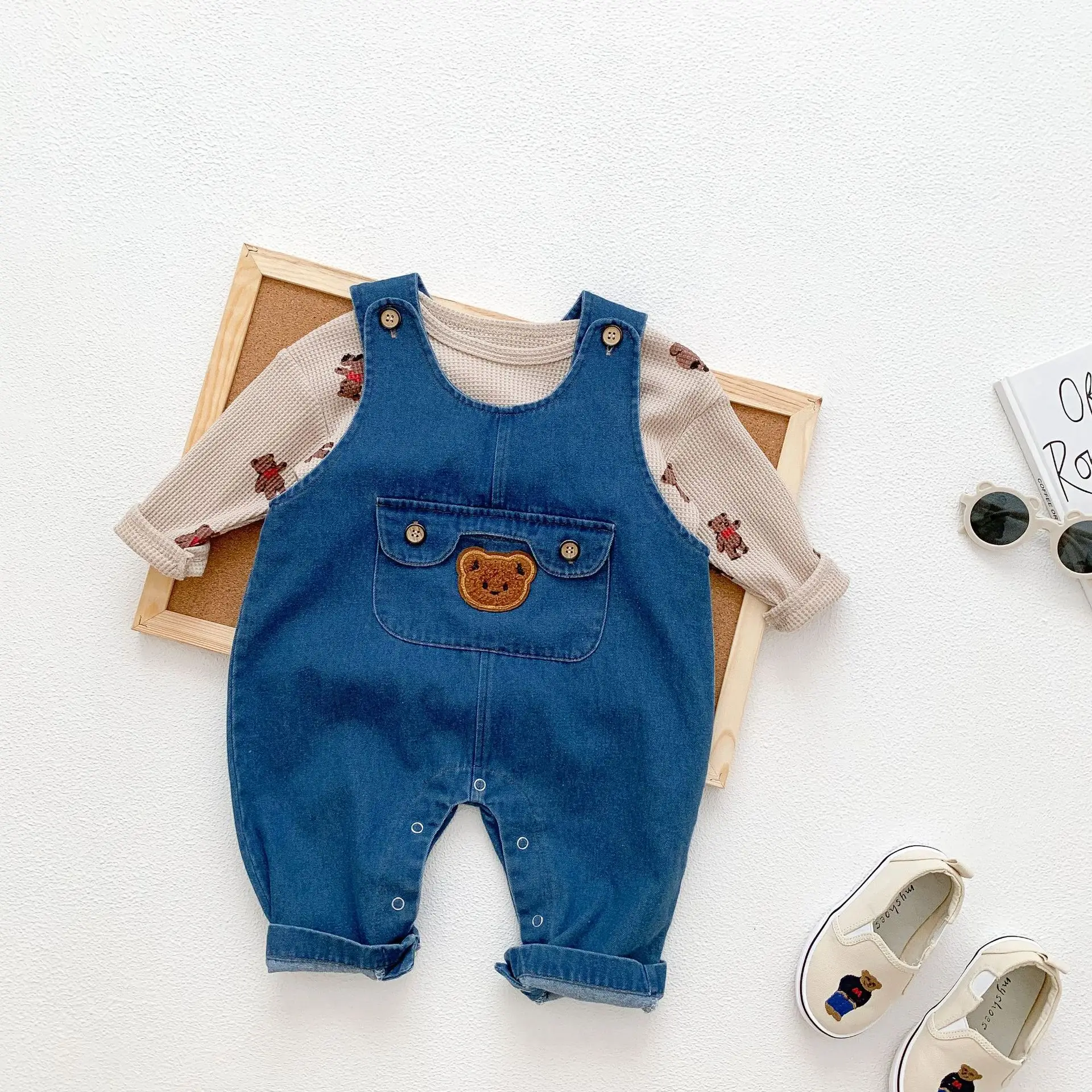 

Джинсовый синий детский комбинезон в корейском стиле, милый свободный комбинезон без рукавов с карманами и мультяшным принтом на пуговицах для новорожденных, унисекс