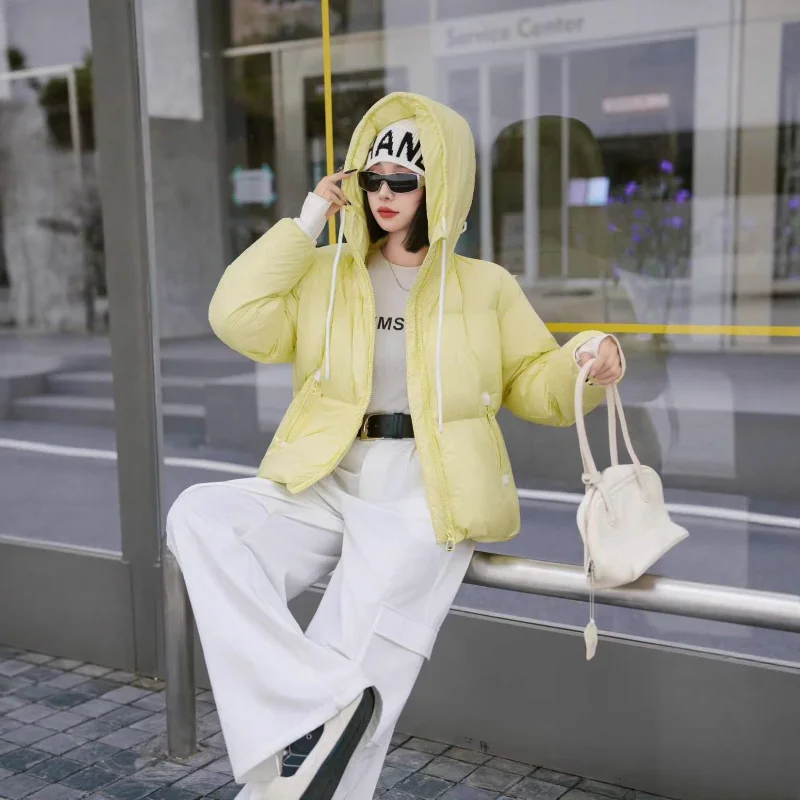 سترة نسائية شتوية 2025 منتفخة قصيرة بغطاء للرأس على طراز ركاب معطف سميك أنيق