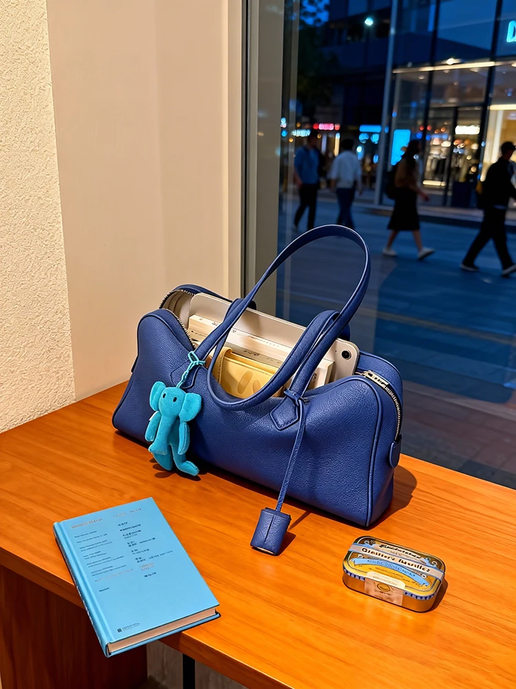 

Синяя кожаная вместительная сумка-тоут для женщин, новинка 2025 года, городская сумка через плечо, на одно плечо, подмышечная сумка, стильная