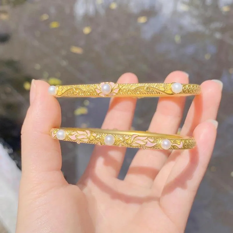 Charm Golden Relief Lotus Circular Bangle For Women Exquisite Jewelry Decoration Romantic Gift 2024