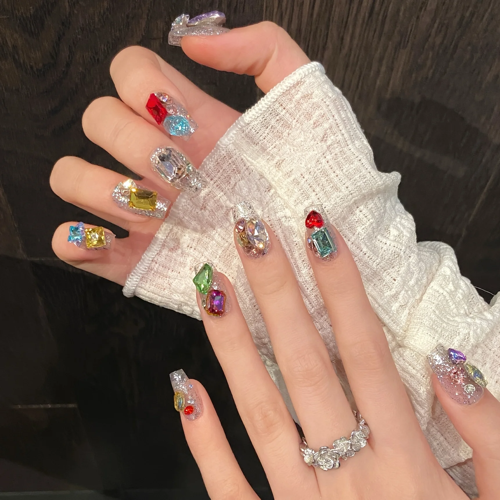 10 قطع من إكسسوارات الحجر الملونة القصيرة الراقية تظهر أظافر صناعية مصنوعة يدويًا للفتيات على شكل توابل بيضاء، فلاش متعدد الماس خفيف فاخر عالي