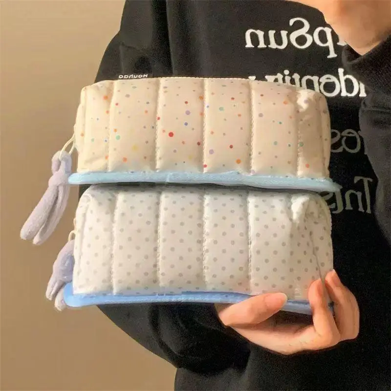 Niedliches Stiftetui mit Polka-Dot-Muster, weich gepolstert, großes Fassungsvermögen, ideal zur Aufbewahrung von Schul- und Büromaterial. – Detail 2