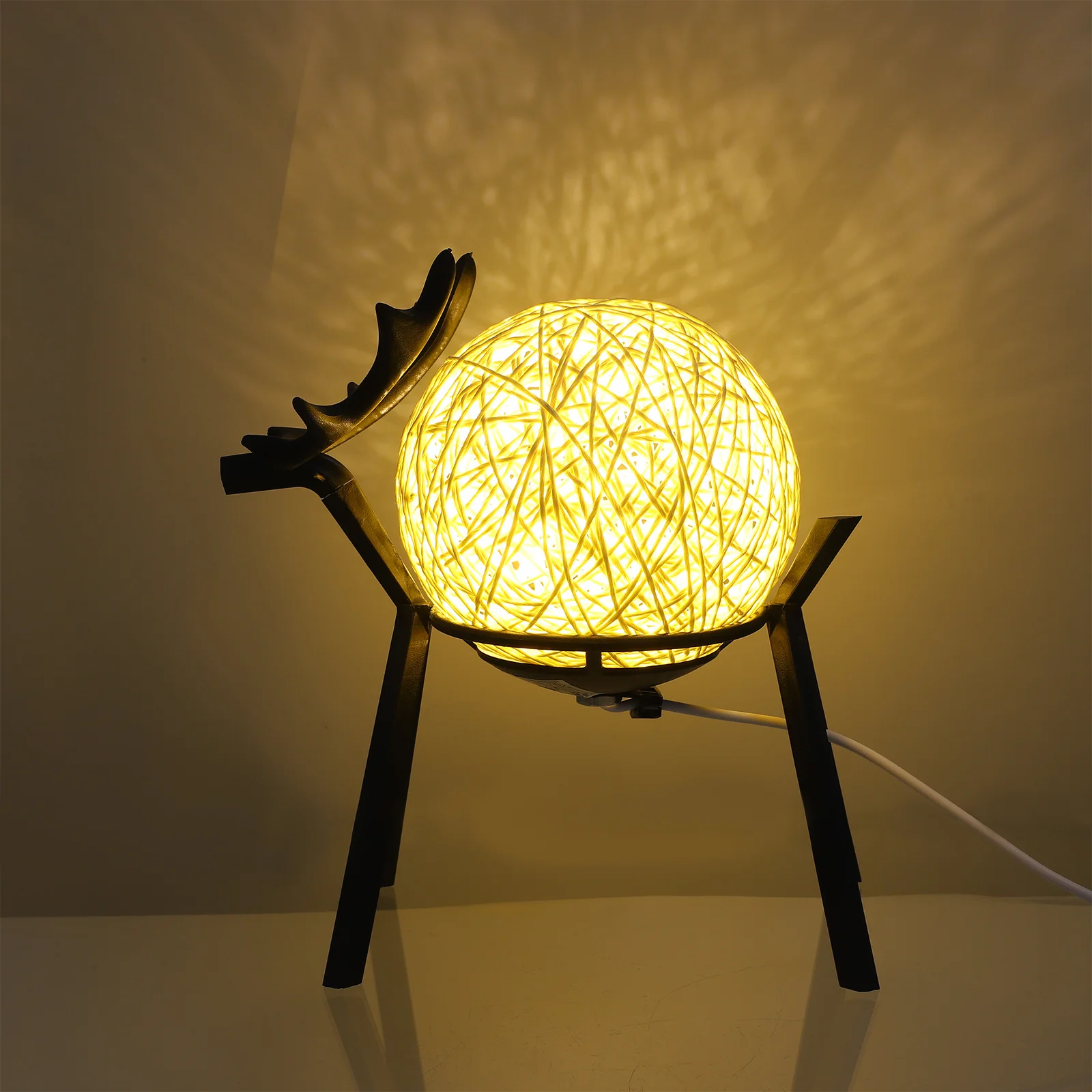 

Creative Elk Shape Rattan Ball Night Light USB Rechargeable Bedside Table Lamp Home Decoration LED Night Lamp Gift for Valentine