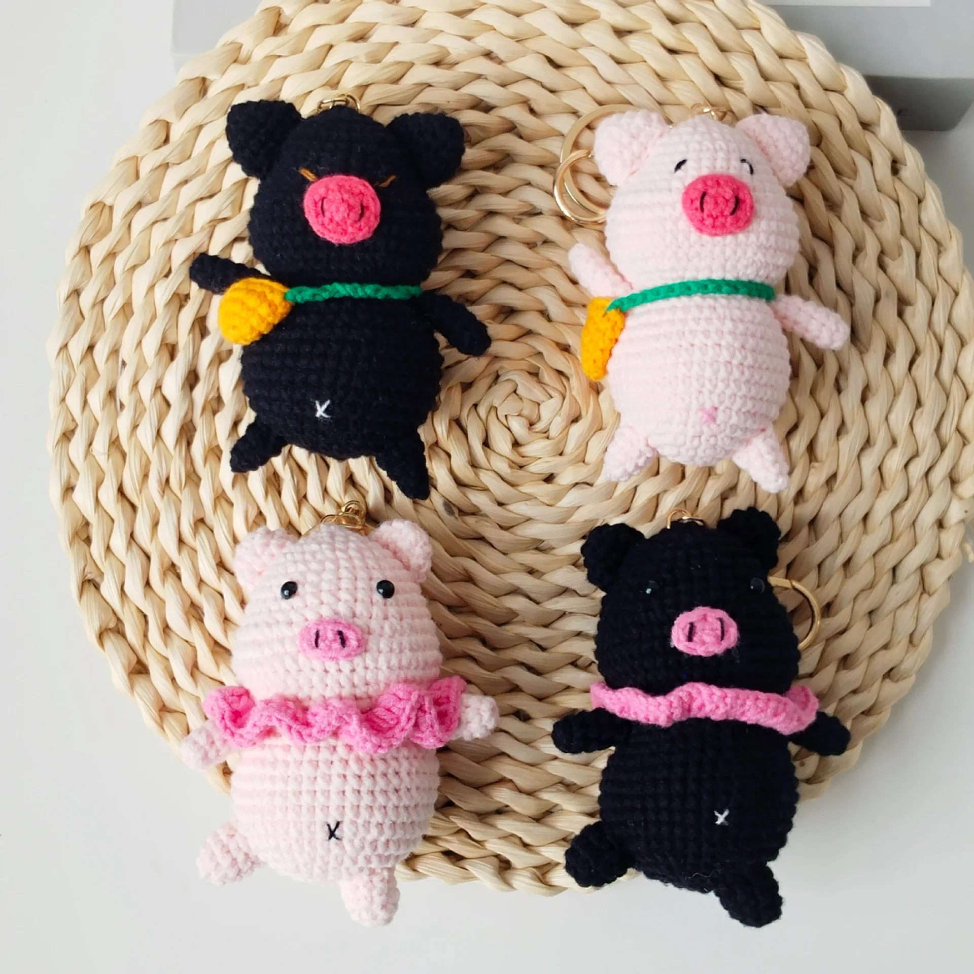 Niedlicher gehäkelter Schweinchen-Anhänger, handgemachter gestrickter Cartoon-Schlüsselanhänger, gewebter Schweinchen-Schlüsselanhänger, lustiges Geschenk zum Aufhängen am Rucksack – Detail 1