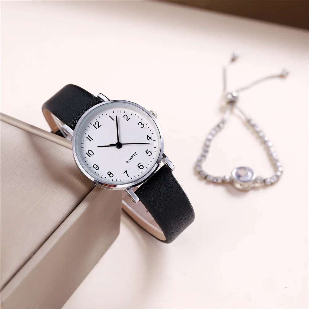 ساعة كاجوال كوارتز من جلد البولي يوريثان بمينا صغير وبسيط للنساء