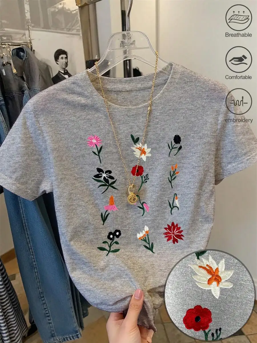 

Женская серая футболка с коротким рукавом, цветной вышивкой в виде цветов, круглым вырезом, повседневный стиль