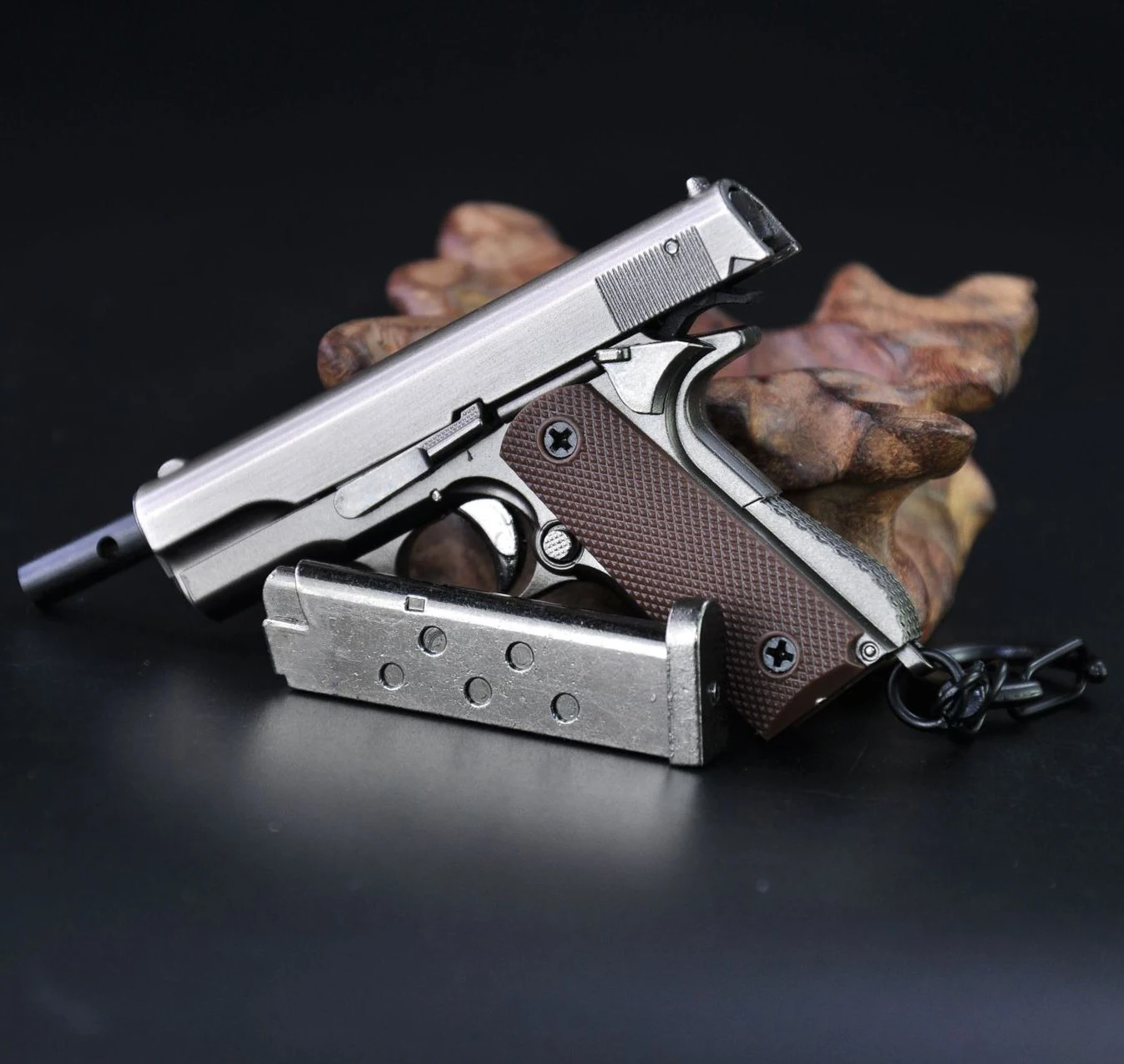 1/3 1911 portachiavi a forma di pistola Shell Eject Gun Model portachiavi Bag Fidget Gadgets ornamento pendente per regalo per gli amici degli uomini