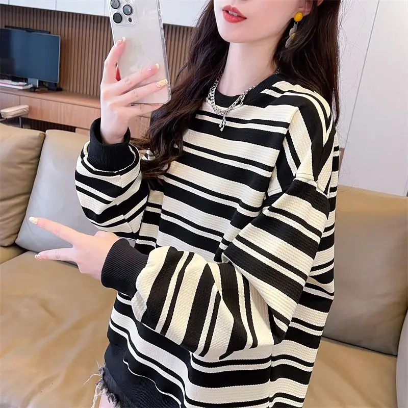 

New Retro Striped Round Neck Sweatshirt for Women Loose and Casual Long Sleeved Top Trendy Instagram