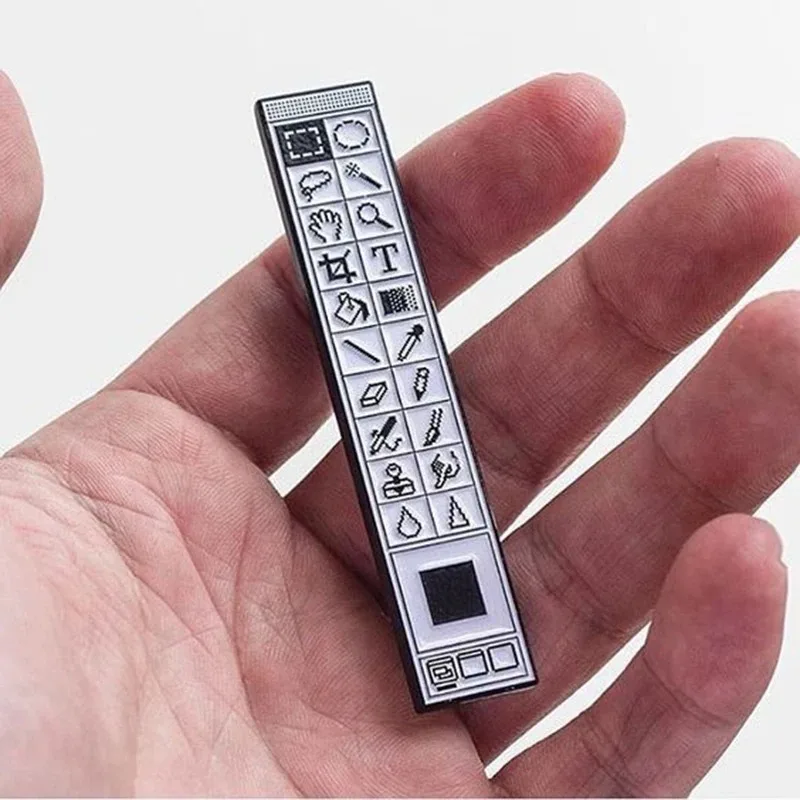 Klassische Old-School Photoshop Emaille-Pin-Kunst: Designer IRL Manifestation der vertrauenswürdigen Photoshop-Toolbars – Abzeichen, Broschen, Pins