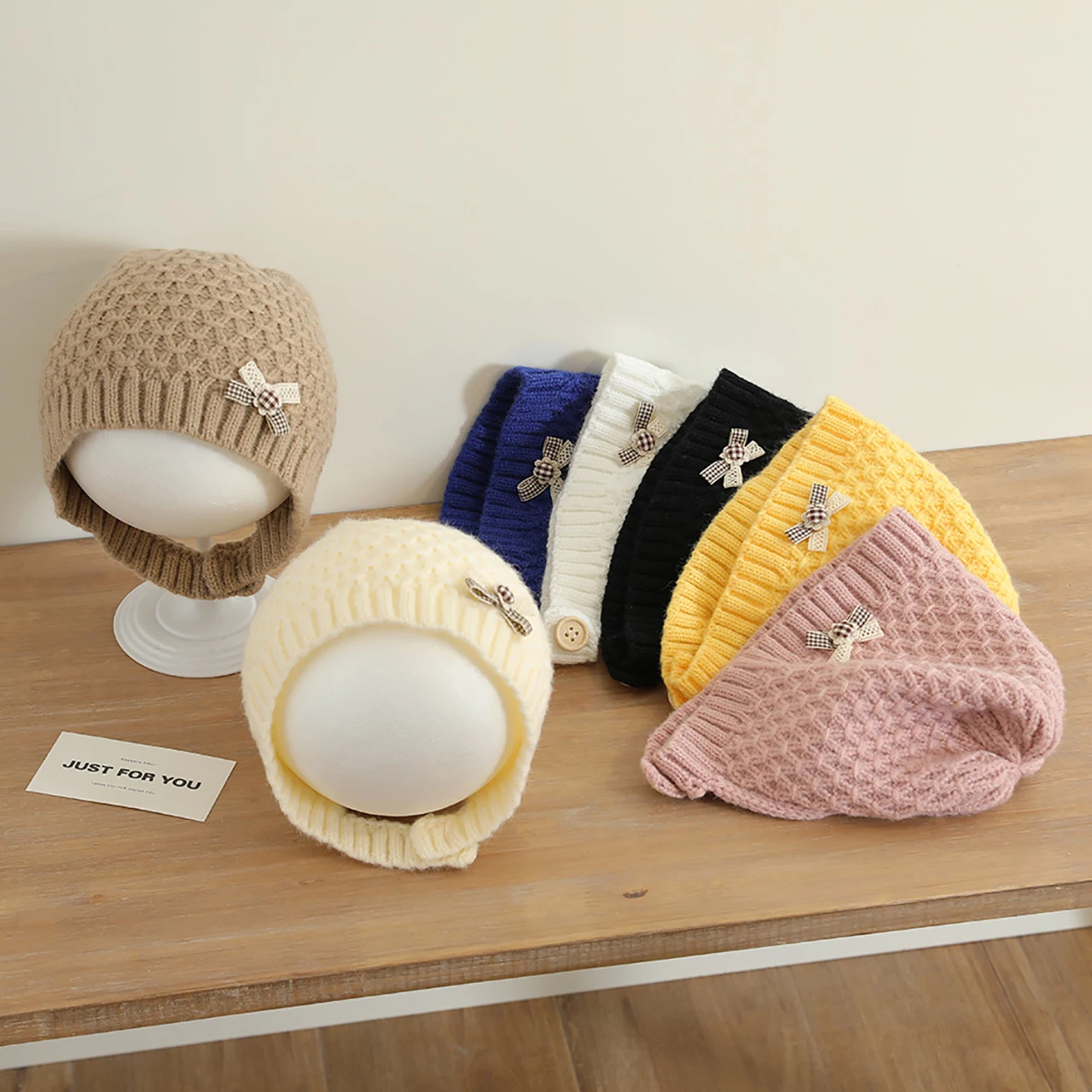 

Зимняя теплая детская вязаная шапка с милым бантом для девочек, шапочка с капюшоном, милые детские шапки для защиты ушей, однотонный шерстяной вязаный крючком чепчик