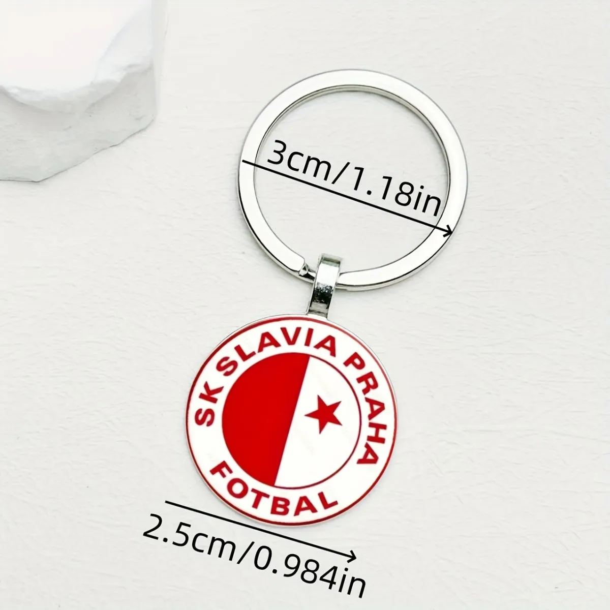 سلسلة مفاتيح Slavia براغ مع شارة حمراء وبيضاء. حلقة مفاتيح معدنية متينة، هدية مثالية لامعة لأي مشجعي كرة القدم.