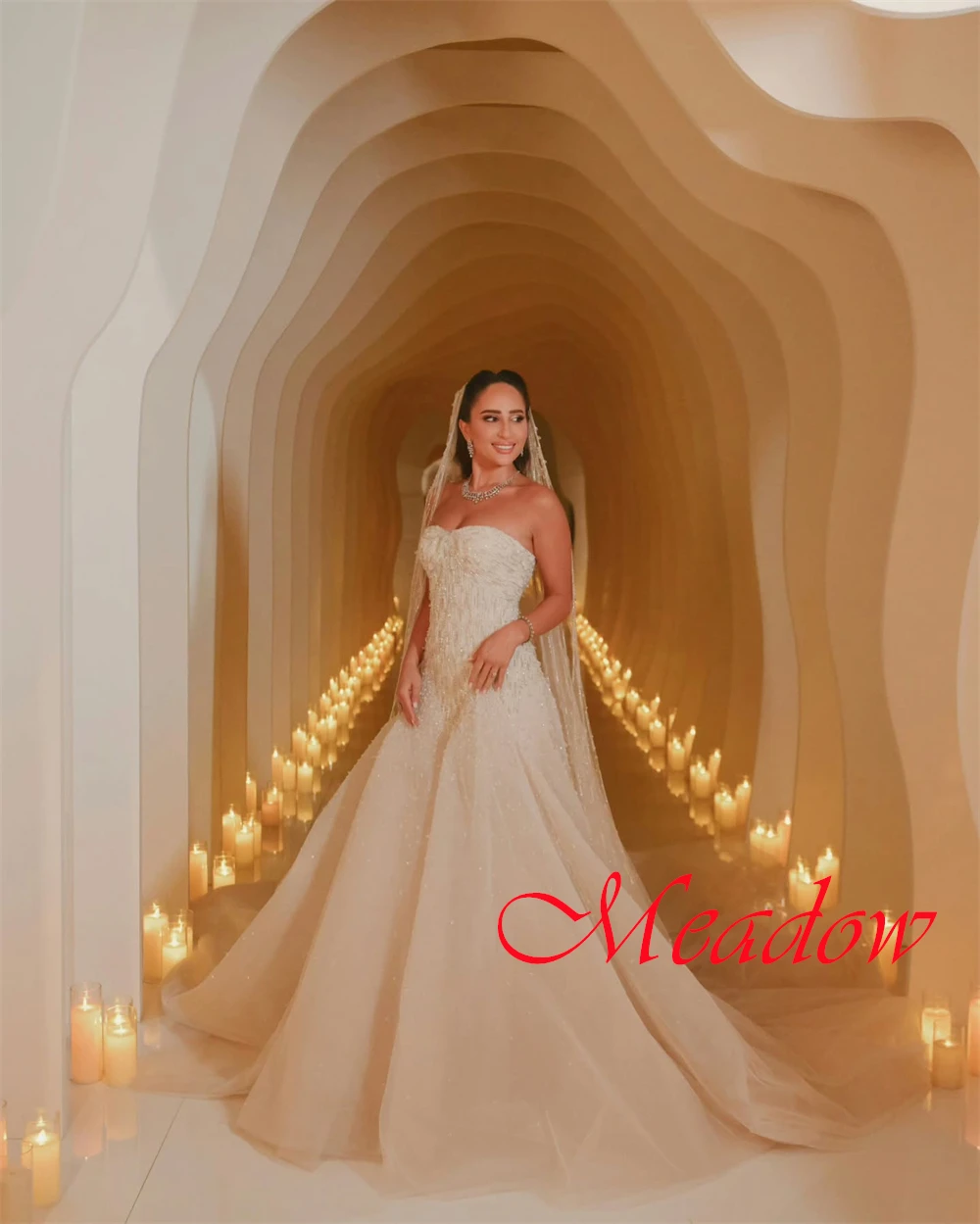 カスタマイズされた絶妙なホワイトチュールブライダルドレスエレガントなストラップレススパンコールのウェディングドレスチャペルトレインオープンバックvestidoデノビア