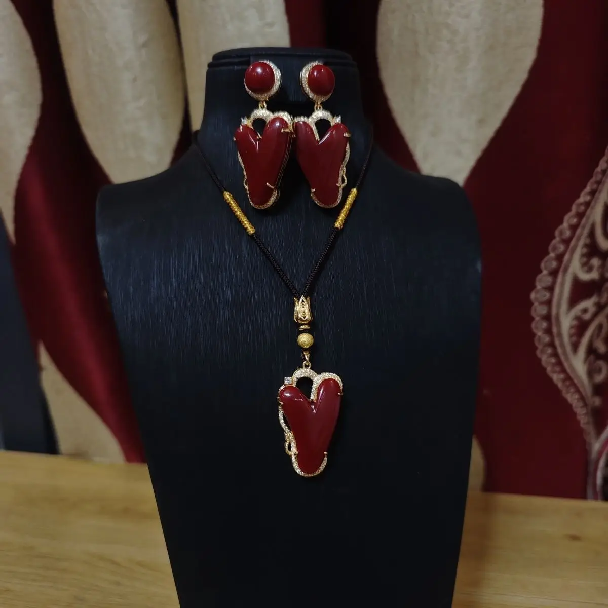 

The new Tibetan earrings do not fade stone and have an elegant temperament.
