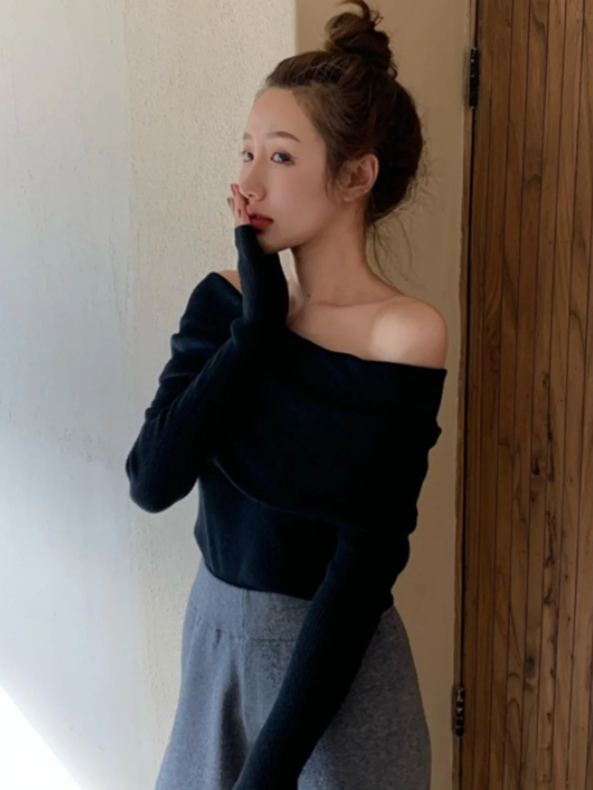 เสื้อสเวตเตอร์สปริงแฟชั่นฮ่องกง สไตล์สาวขี้เกียจ แบบสวมหัว ไหล่เดียว ทรงเข้ารูป ทันสมัย สีสันสวยงาม