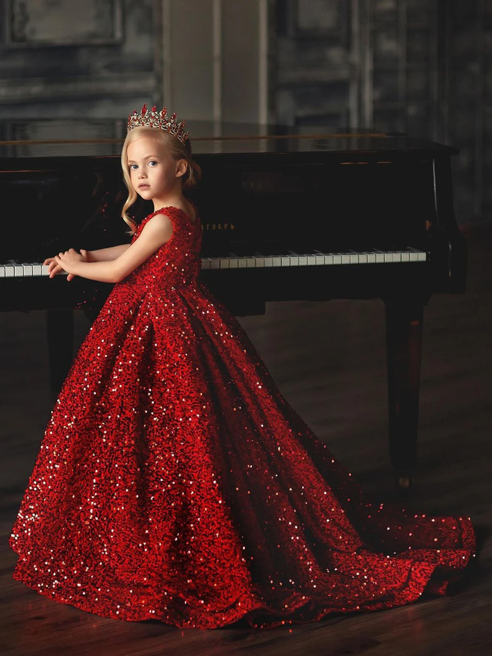 

Flower Girl Dress Red Sequin Trail Sleeveless Round Neck Wedding Little Flower Child Eucharist Ball Celebration Party Dress