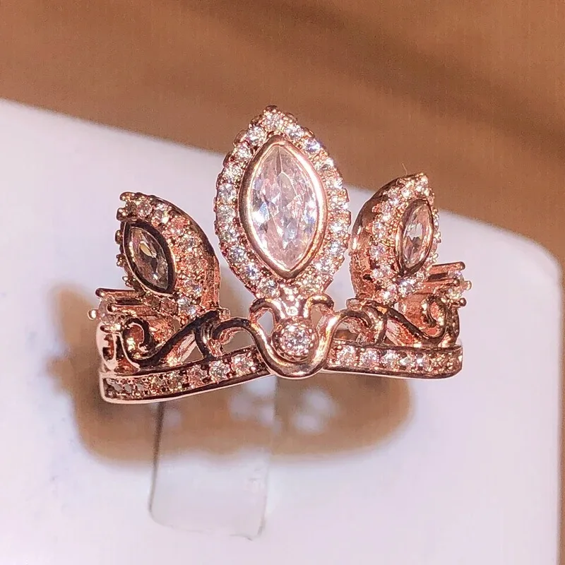 

Romantic Rose Gold Crown Ring Valentine's Day Ladies Jewelry Fashion White Zirconia Rings for Women Party Birthday Gift