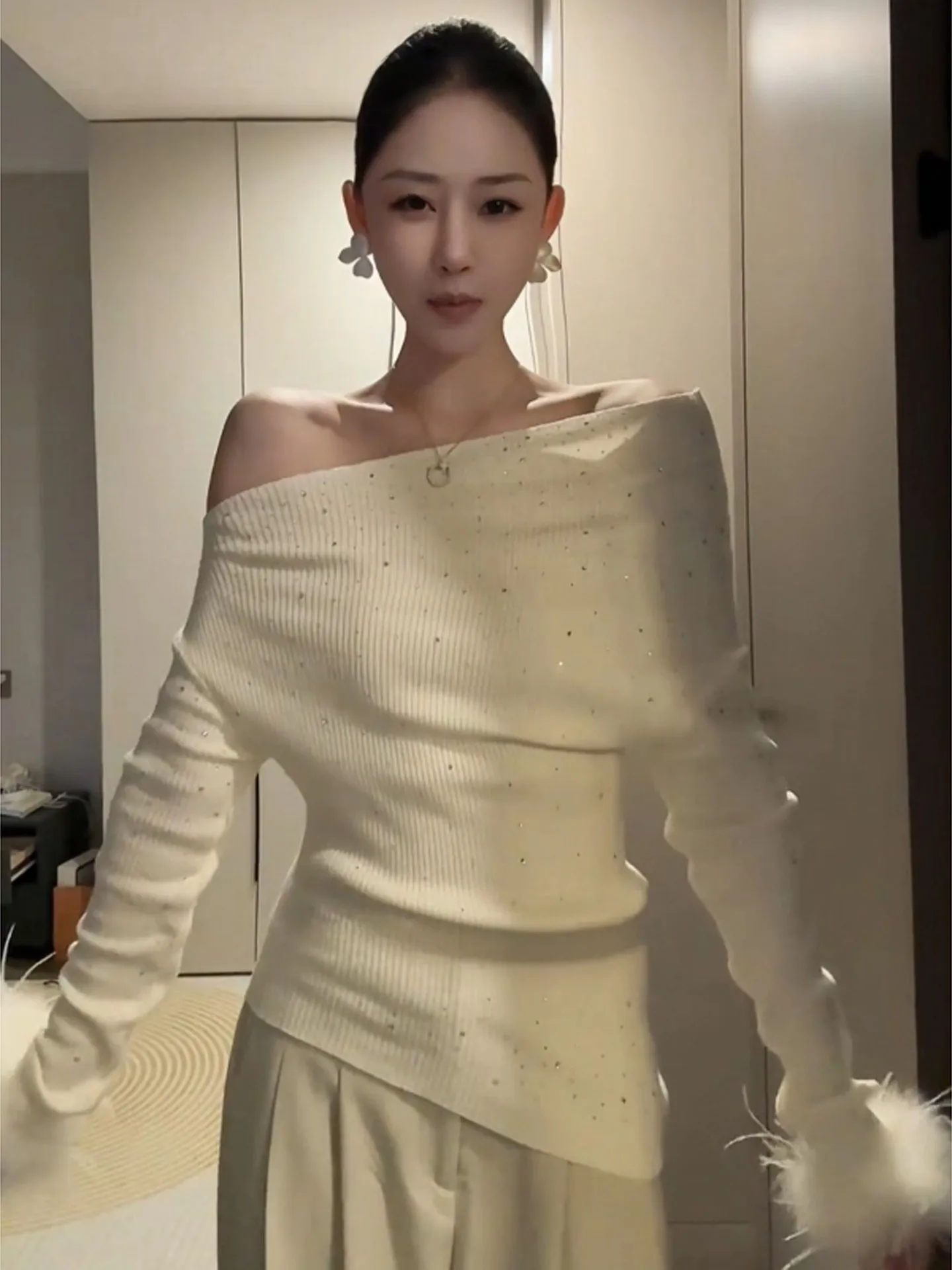 

Облегающий вязаный свитер женский на одно плечо Diamond Embellied Long Sve Base irt Sli Commute Корейская версия