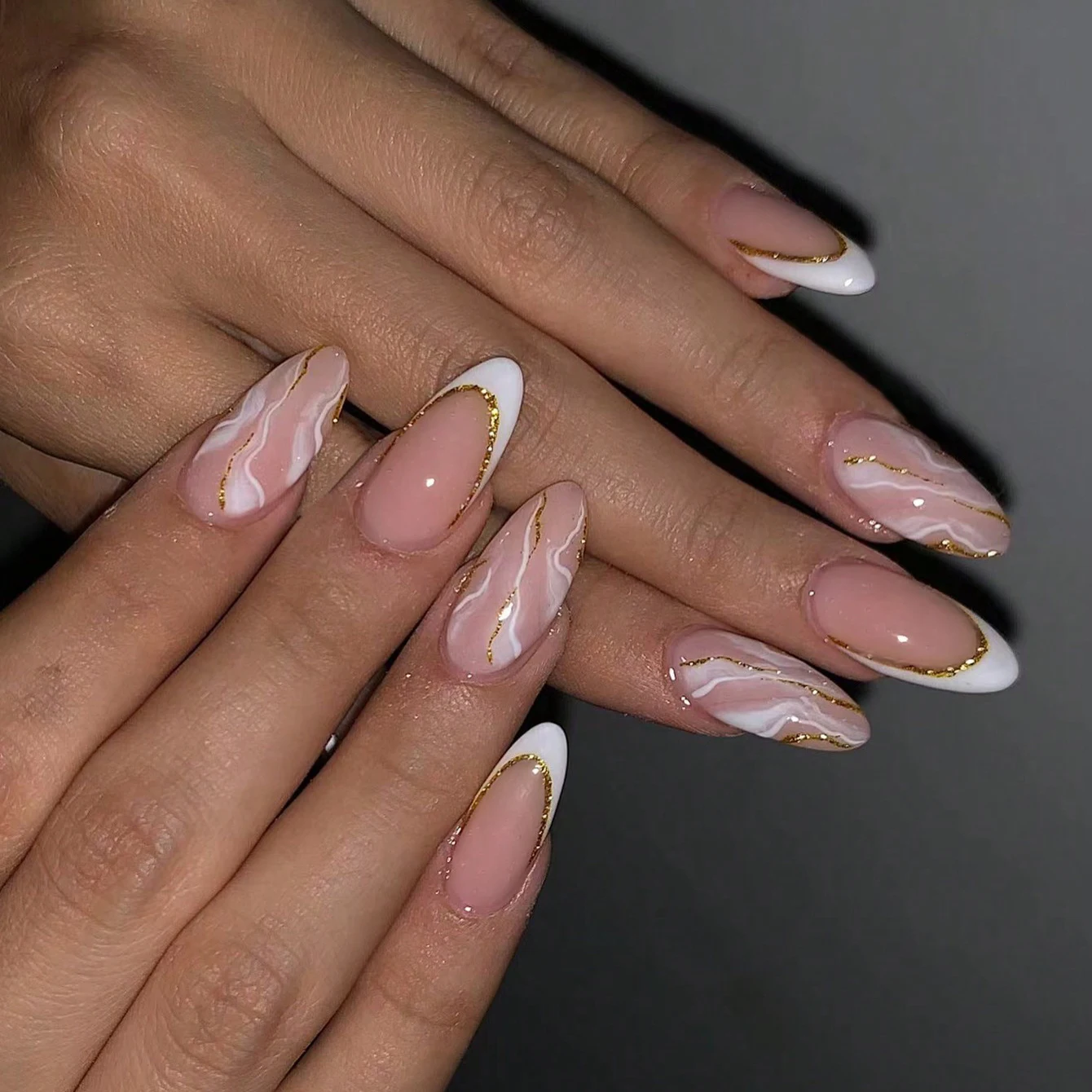 24 stuks witte Franse puntige nagel met korte amandelvormige nepnagels, blote gekleurde nagels, glanzende dagelijkse slijtage, eenvoudige nepnagels