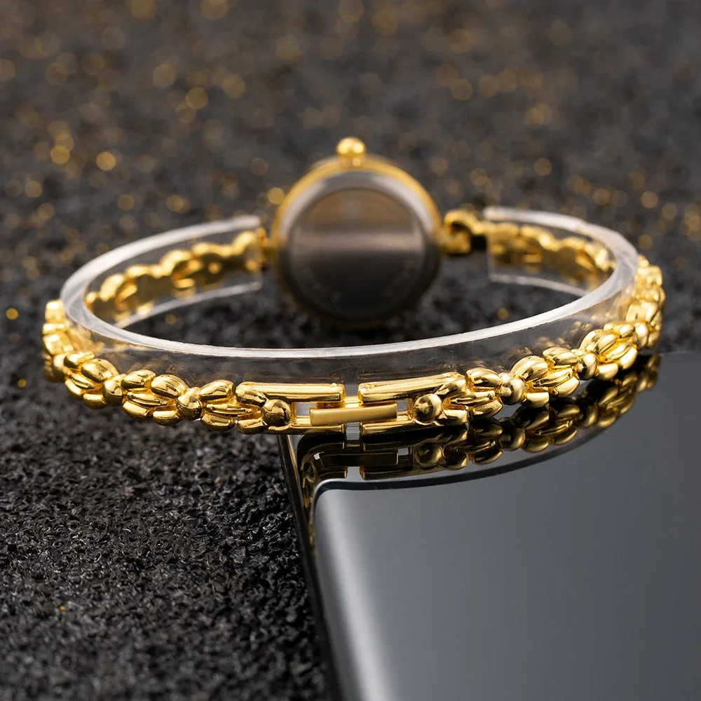 Orologio da donna di lusso con quadrante piccolo dorato Orologio al quarzo da donna con strass sottile alla moda adatto per la festa di compleanno versatile quotidiana