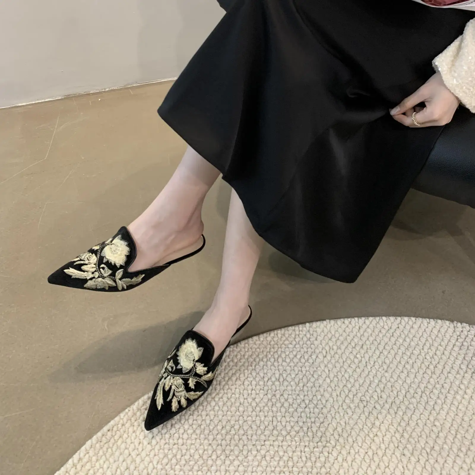 Slippers Women Summer Female Shoes Mules Sexy Cover Toe Luxury Slides Flower Low Flock 2024 Designer Flat Pointed Fashion Embroi