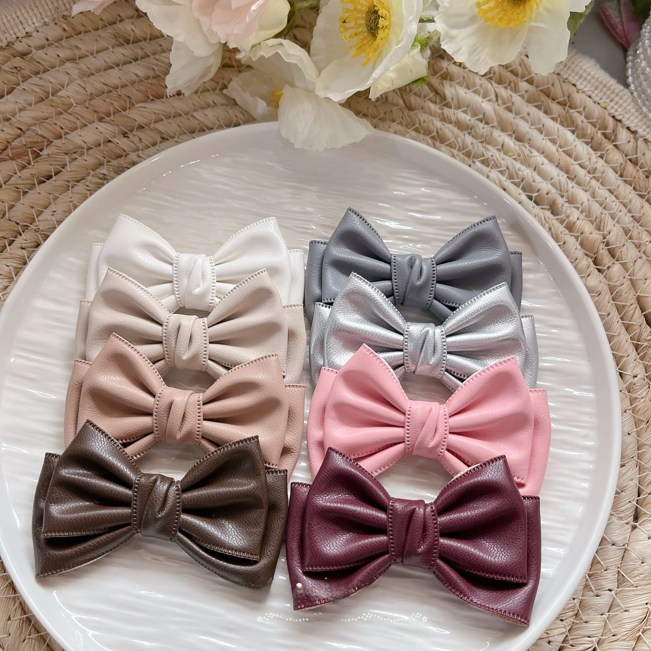 

Детские аксессуары для волос из искусственной кожи: бантик без заколок, готовый продукт, модный простой дизайн