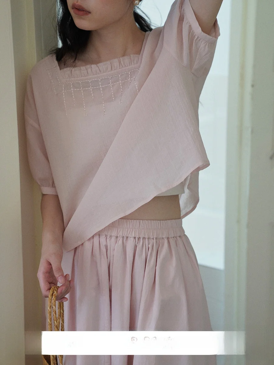 

Женская хлопковая блузка с коротким рукавом, вышивкой и прозрачными вставками, из чистого дышащего хлопка, с ленивой строчкой и элементами пэчворка, для повседневной носки.