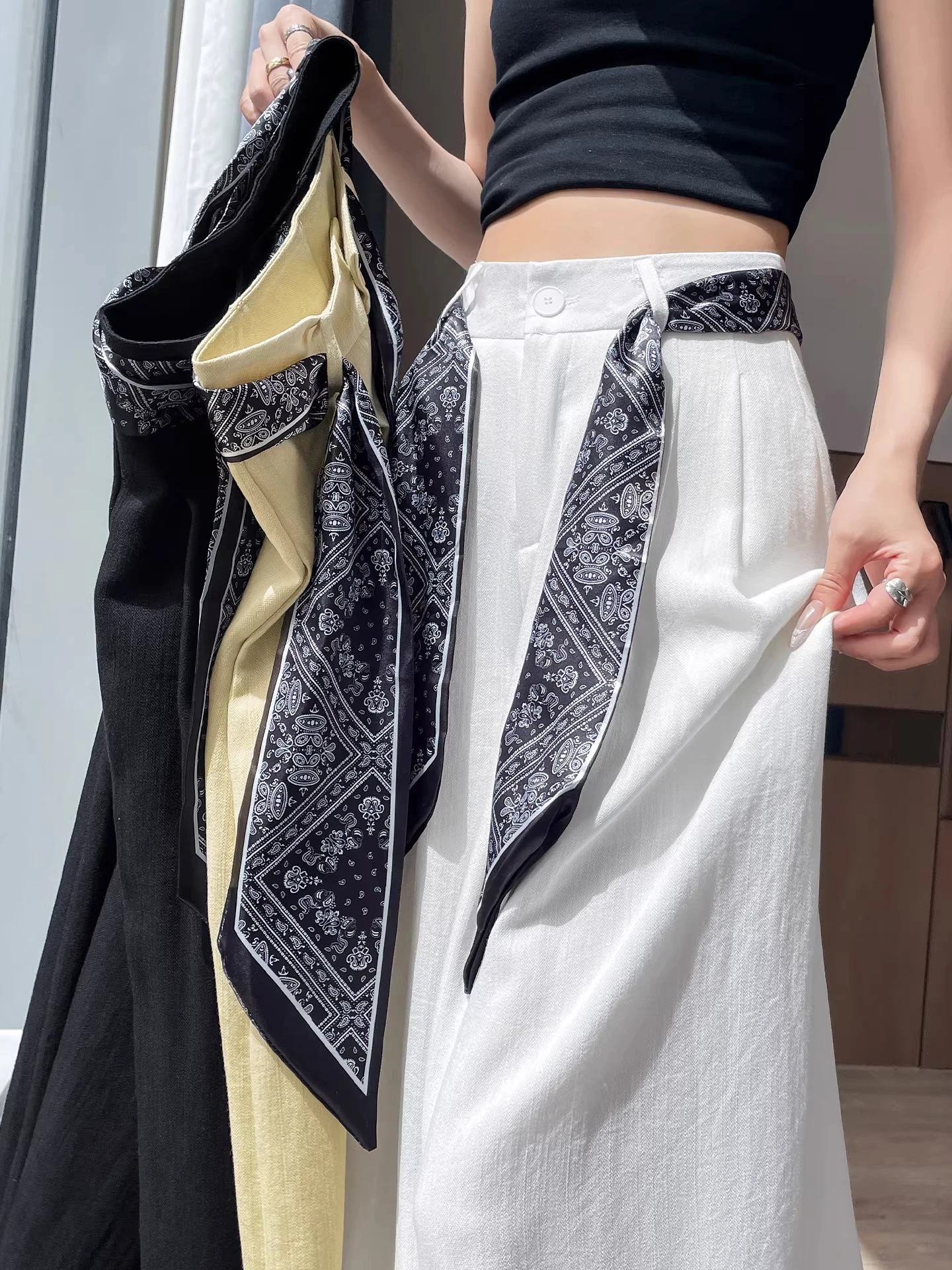 

Летние тонкие широкие брюки для женщин: свободные, струящиеся, повседневные, прямые, в пол, белые, костюмные, с высокой талией, удобные, дышащие.