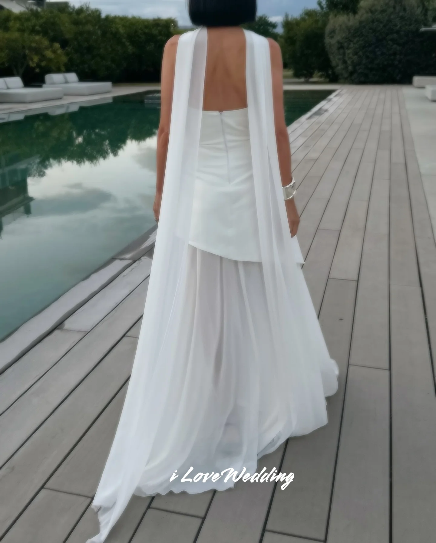 فستان حفلة موسيقية أبيض بدون حمالات 2025 من الساتان بدون أكمام مطوي على شكل حرف a سبليت بطول الأرض فستان سهرة لحفلات الزفاف حسب الطلب