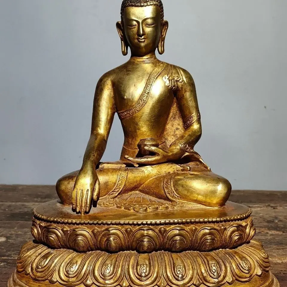 Old pure copper gilt, Sakyamuni Buddha is 27 cm high, 22 cm long, 15 cm wide and weighs 3.1 kg