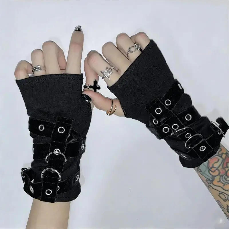 Schwarze Punk-Fingerlose Handschuhe mit Silbernen Nieten und Verstellbarer Schnalle für Halloween, Cosplay und Rockpartys – Detail 4