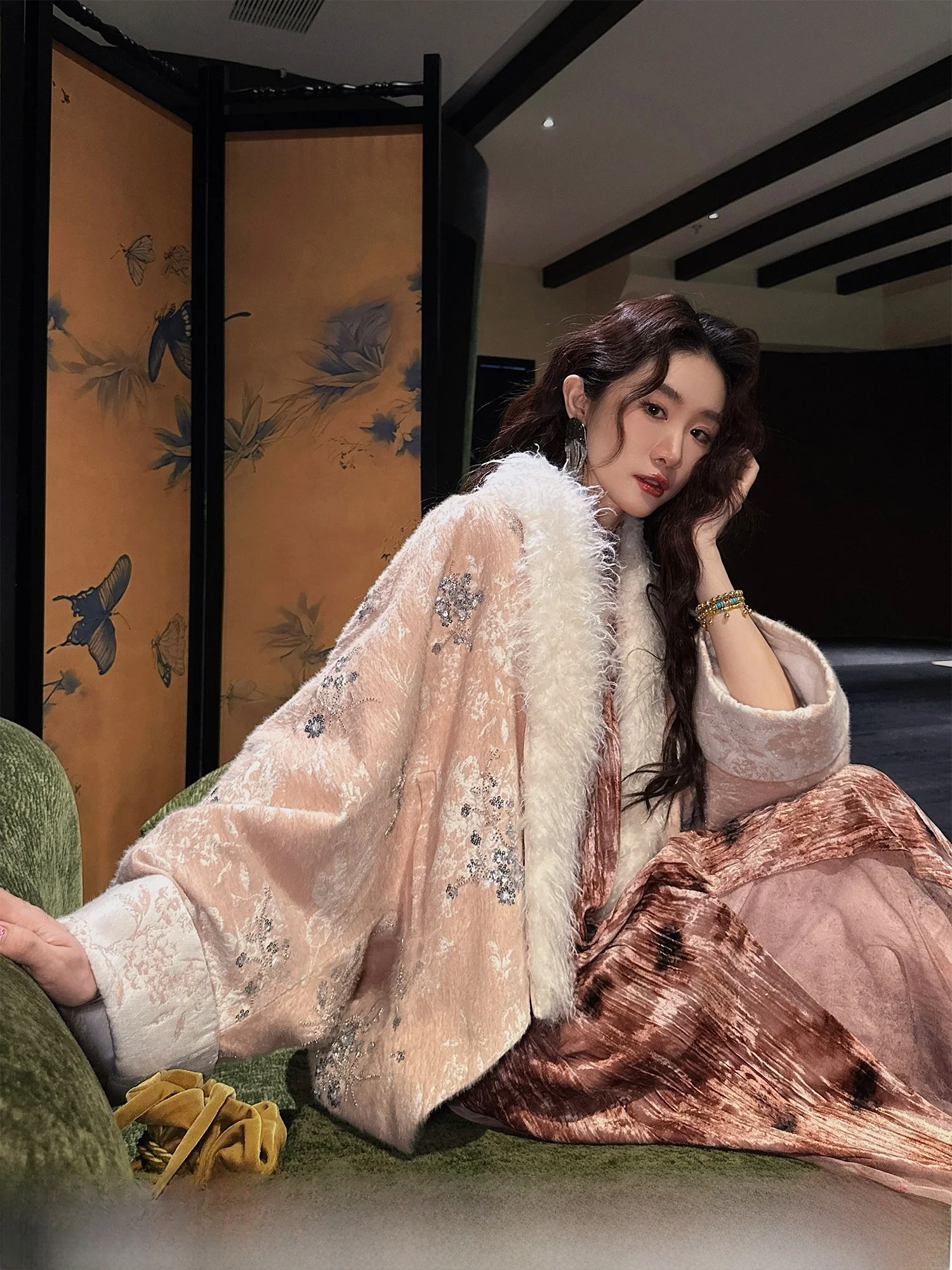 

Женская зимняя куртка Sanji Bla Flower из хлопка в новом китайском стиле, с пайетками, вышивкой, многослойная, разноцветная, тканая, в стиле пэчворк, Zen M...