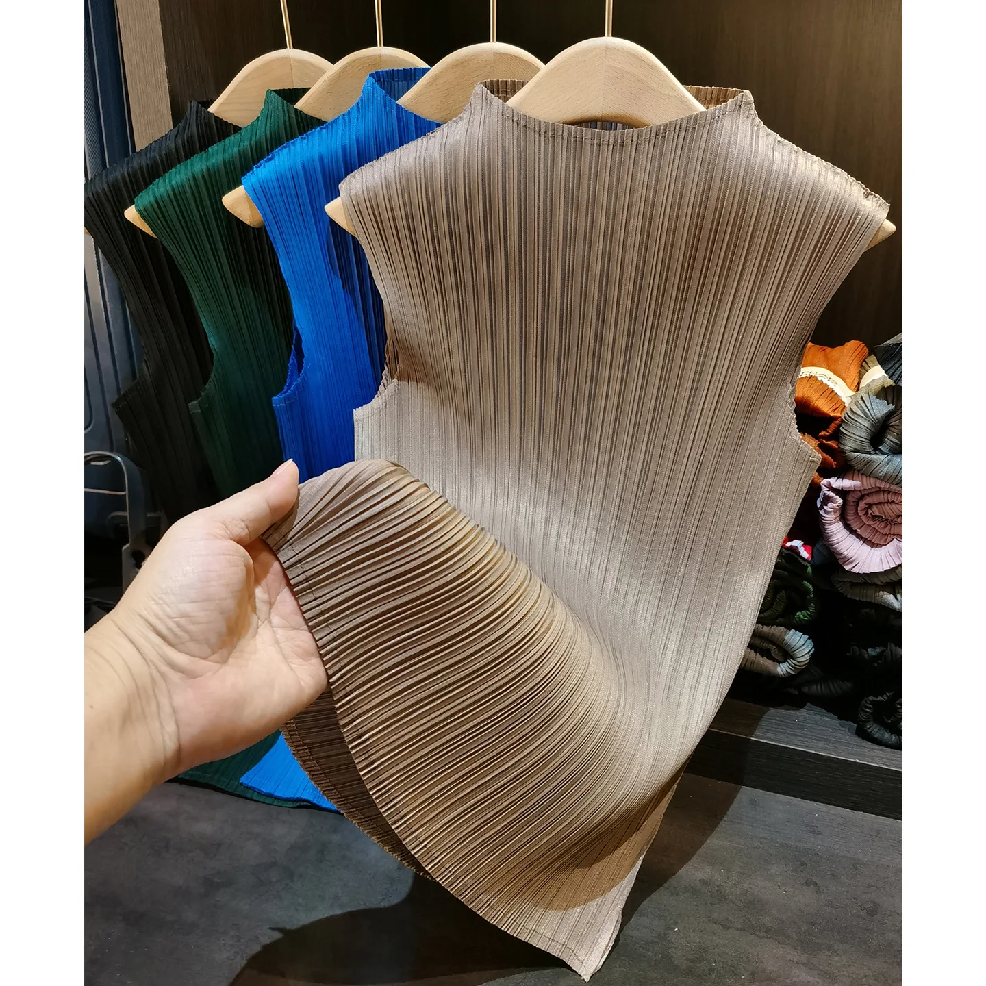 

Miyake Pleated New Collar Pleated Sleeveless Undershirt Simple Versatile Slim Temperament Commuting Solid Color Blouse Female