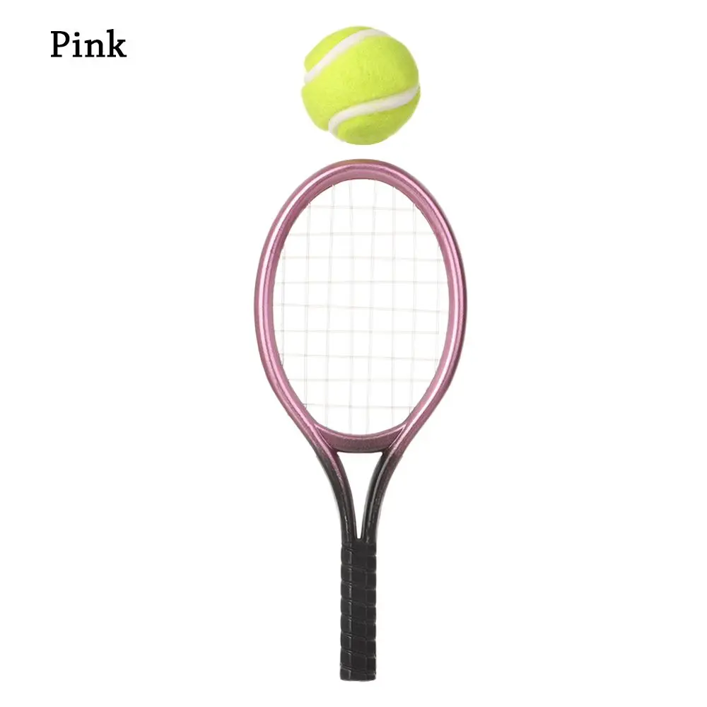 Una raqueta de tenis con una pelota en el suelo y una pelota en el Una raqueta de tenis con una pelota en el suelo y una pelota en el