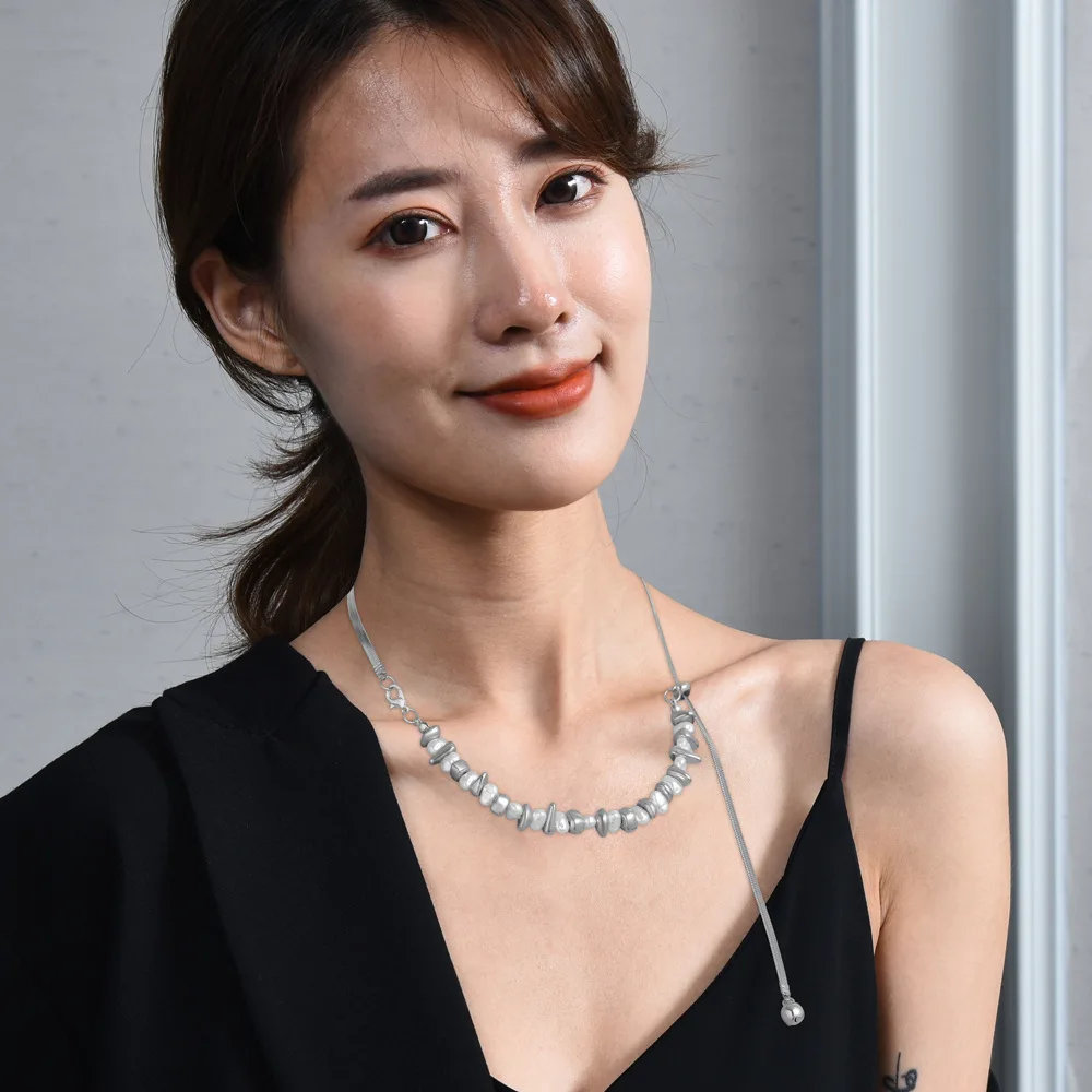女性用の不規則なシルバーとパールのパッチワークネックレス、ニッチデザインのネックバンド、スネークボーンチェーン