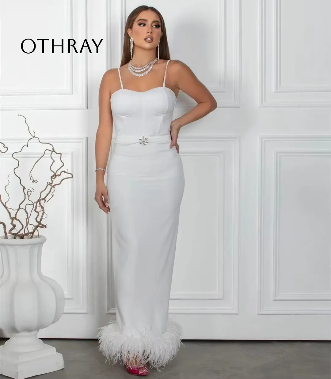 Silbernes Satin-Meerjungfrau-Abschlussballkleid mit Federn, enges Hochzeitsgastkleid, Bettlaken, Schärpen, plissierte Spaghettiträger