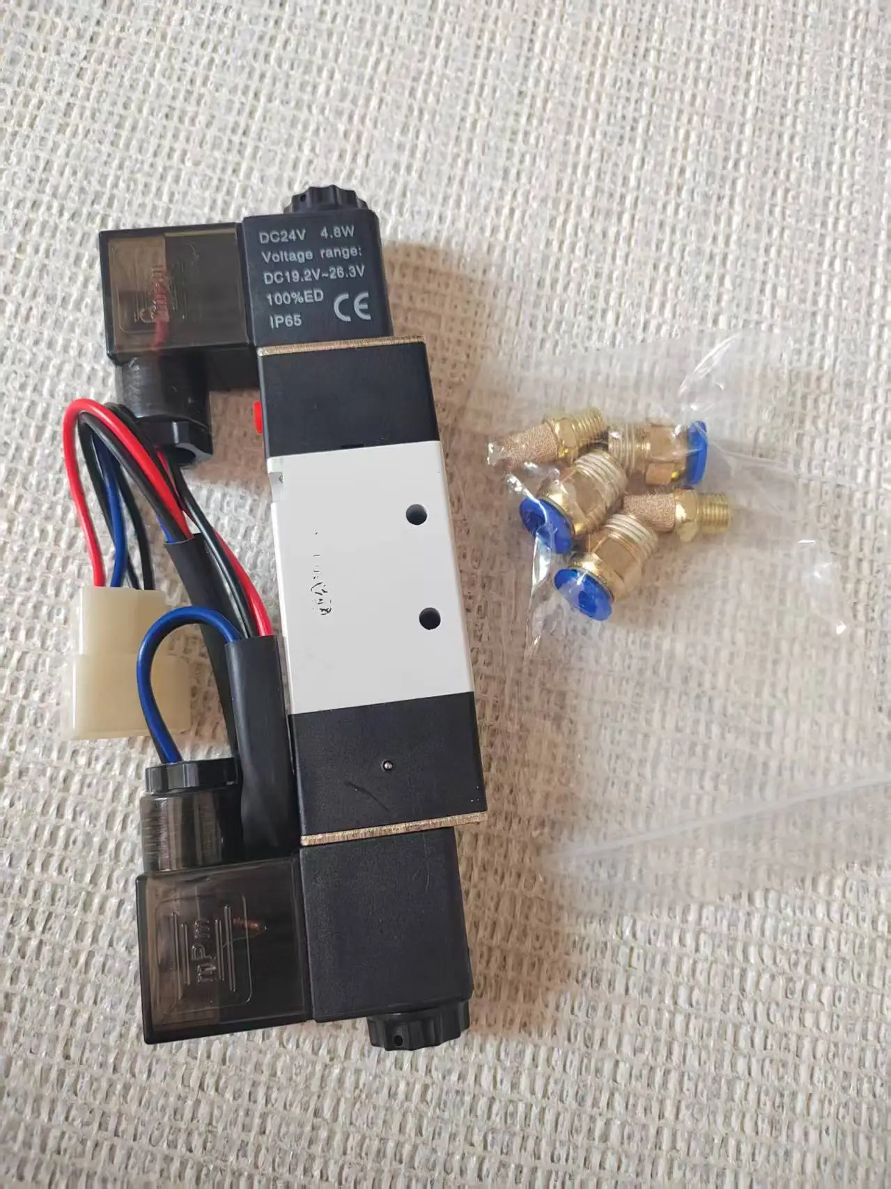 صمام الملف اللولبي لمضخة باب الحافلة المتأرجحة 24 فولت 4V220-08 مع موصل سلكي سريع، مناسب للحافلات والمدربين