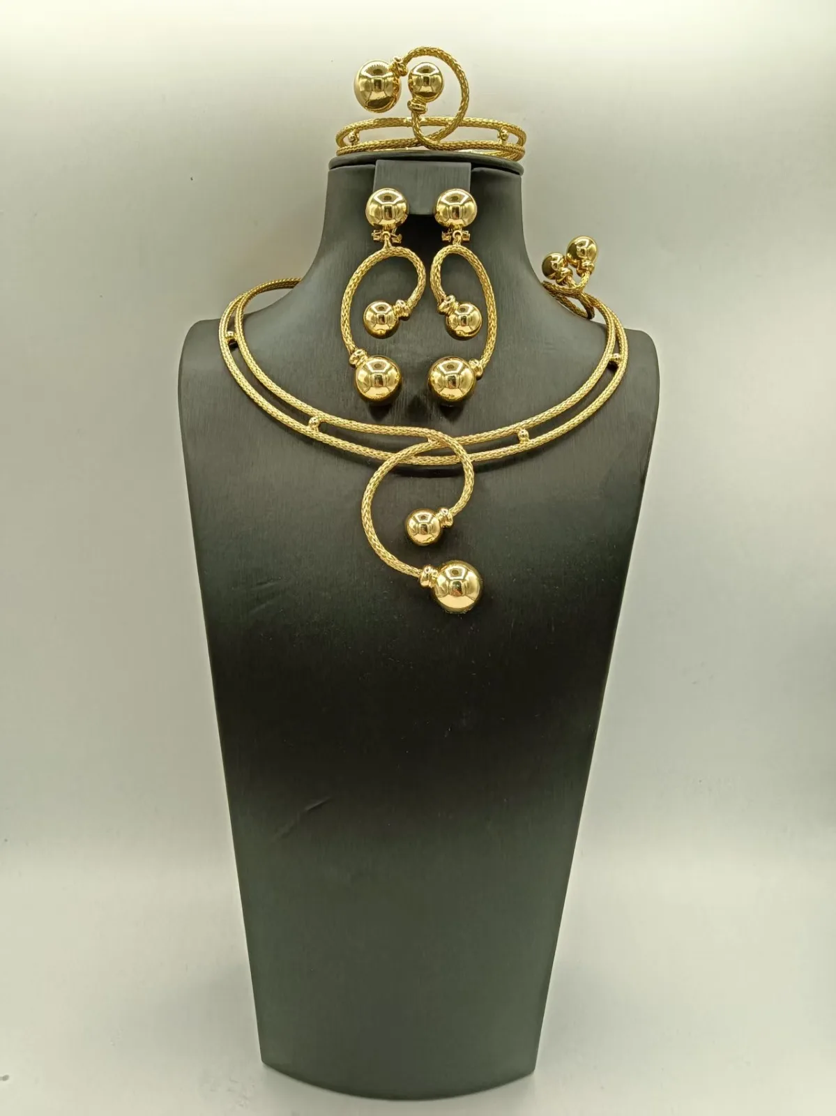 Luxuriöses Vergoldetes Kugel-Schmuckset Geschwungene Halskette Hängeohrringe & Armband Nigerianischer Hochzeitsschmuck Hohe Qualität